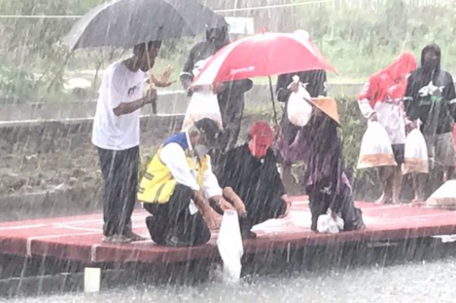 Ketua DPR RI Puan Maharani Tebar Ikan di Nganjat