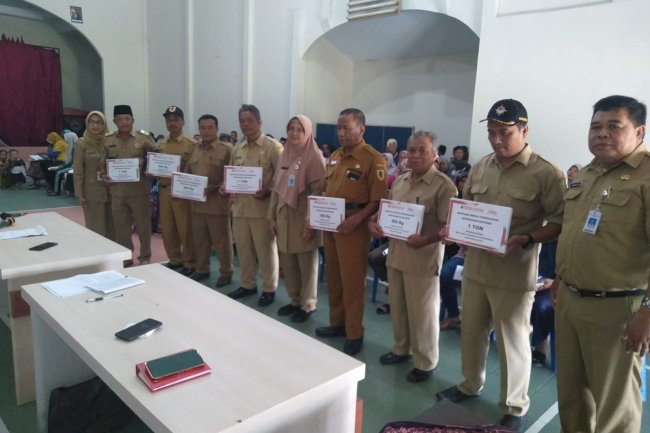 Laporan Penyerahan Bantuan Cadangan Pangan Provinsi Jawa Tengah untuk 7 Desa Miskin Ekstrim 