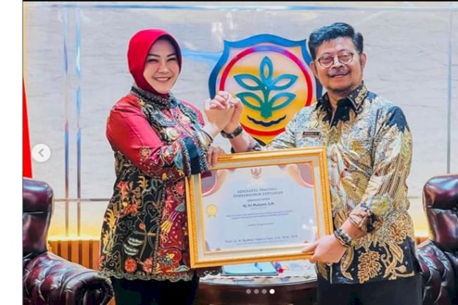 Bupati Klaten Menerima Penghargaan Adhikarya Pratama Pembangunan Pertanian  2023