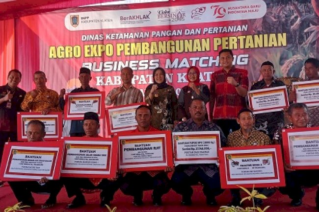 Penyerahan Bantuan oleh Bupati Klaten di Agro Expo Pembangunan Pertanian