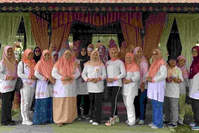 Senam  kebugaran di kegiatan Dharma wanita DKPP