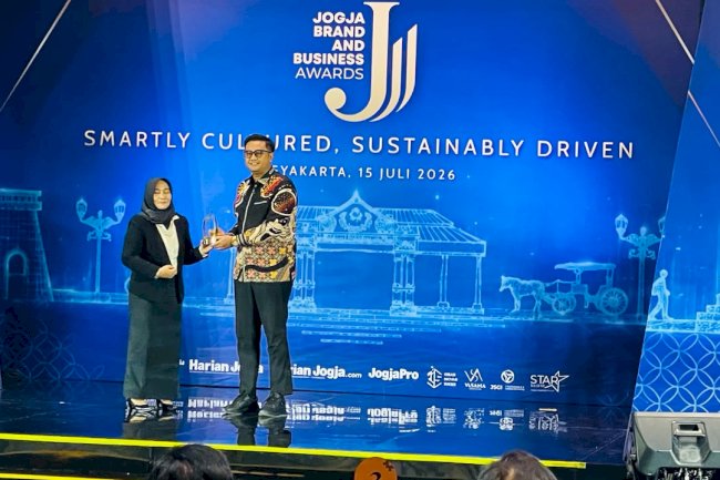 Mendampingi Bupati Klaten pada Rabu 15 Juli 2026 dalam acara Penerimaan Penghargaan Kategori Kepala Daerah Inovator Pembangunan Ketahanan Pangan dalam acara Jogja Brand & Business Award (JBBA) 2026, di Kasultanan Ballroom Royal Ambarukmo Yogyakarta.