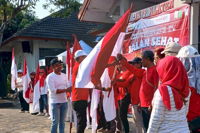 DKPP Klaten Bagikan Bendera Merah Putih kepada Warga Desa Karanganom Sambut HUT RI ke-81