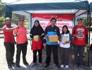 Keseruan Lomba Makan Kerupuk di DPKPP