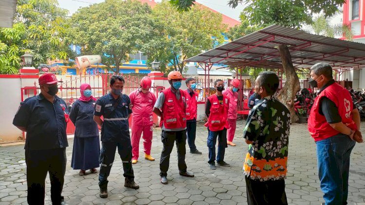 Siaga PMK, relawan Giat penyemprotan di Pasar Hewan 