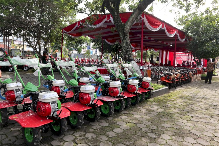 Penyerahan Puluhan ALSINTAN oleh Bupati Klaten