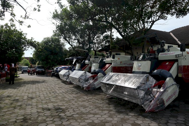 Penyerahan Puluhan ALSINTAN oleh Bupati Klaten