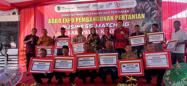 Penyerahan Bantuan oleh Bupati Klaten di Agro Expo Pembangunan Pertanian