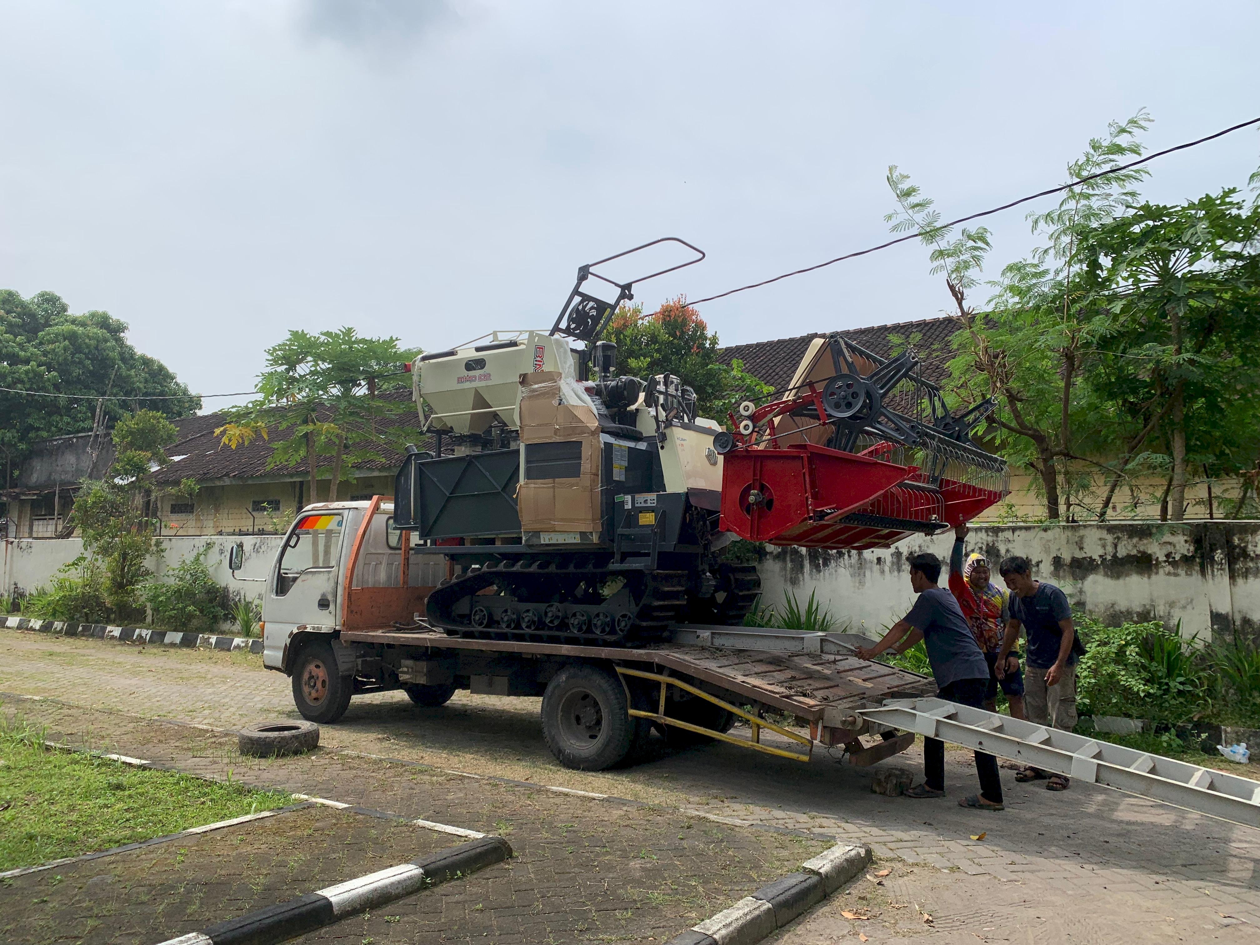 Penyerahan Bantuan Combine Harvester kepada Kelompok Tani Sedyo Mulyo II, Desa Karangturi