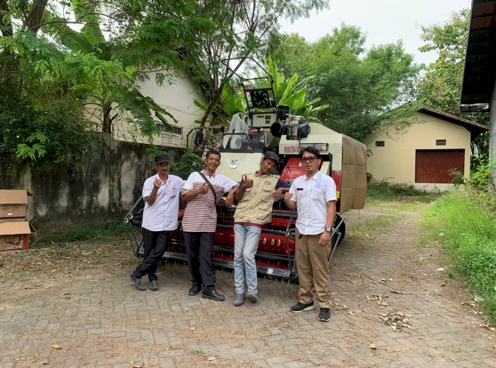 Penyerahan Bantuan Combine Harvester kepada Kelompok Tani Sedyo Mulyo II, Desa Karangturi