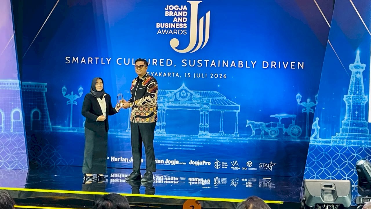 Mendampingi Bupati Klaten pada Rabu 15 Juli 2026 dalam acara Penerimaan Penghargaan Kategori Kepala Daerah Inovator Pembangunan Ketahanan Pangan dalam acara Jogja Brand & Business Award (JBBA) 2026, di Kasultanan Ballroom Royal Ambarukmo Yogyakarta.