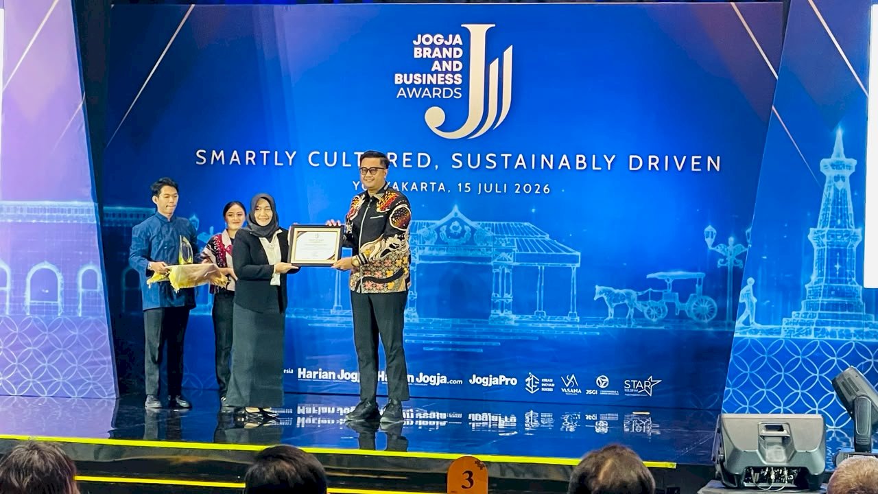 Mendampingi Bupati Klaten pada Rabu 15 Juli 2026 dalam acara Penerimaan Penghargaan Kategori Kepala Daerah Inovator Pembangunan Ketahanan Pangan dalam acara Jogja Brand & Business Award (JBBA) 2026, di Kasultanan Ballroom Royal Ambarukmo Yogyakarta.