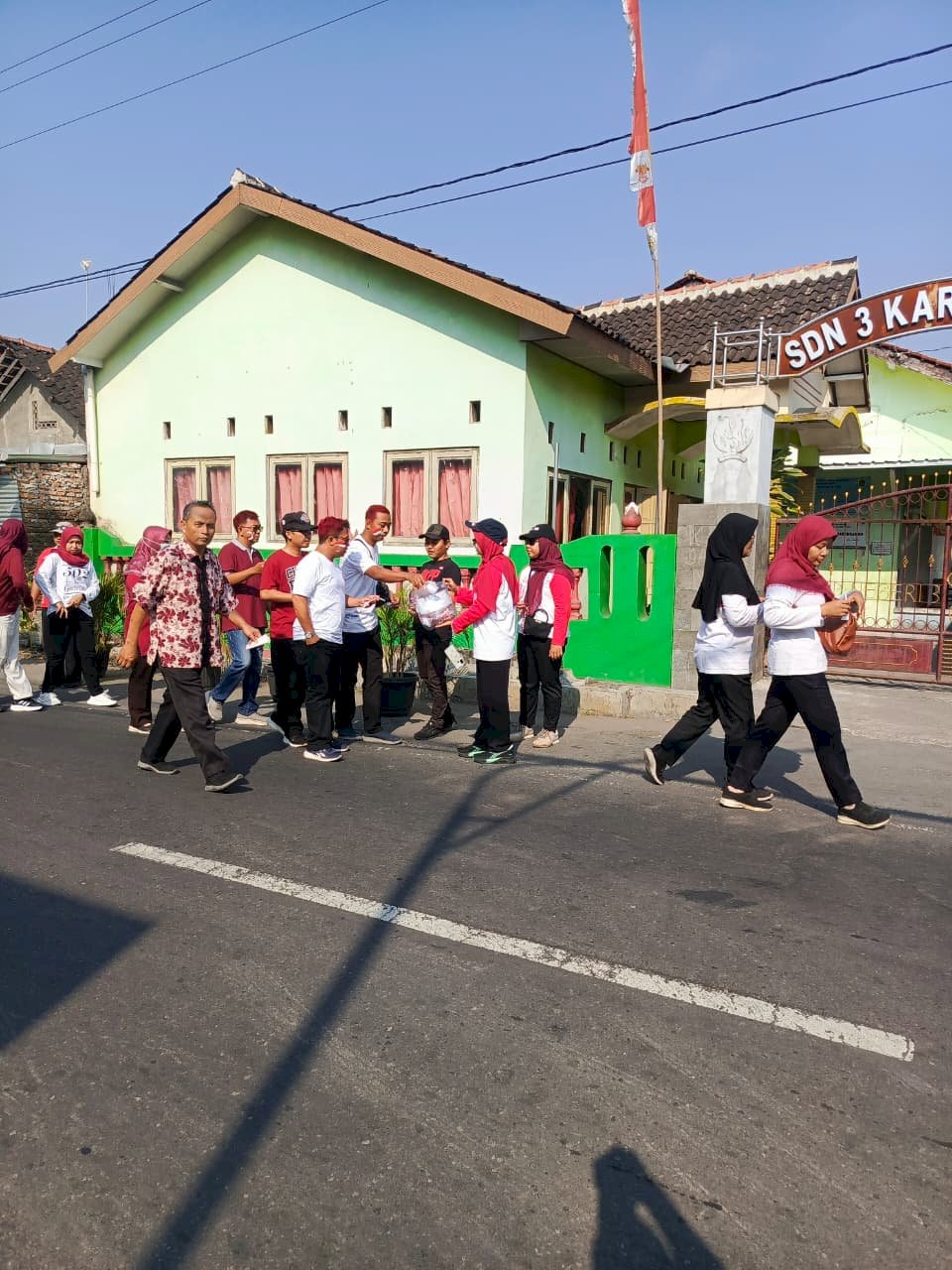 Keluarga Besar DKPP Klaten Meriahkan HUT Ke-222 Klaten dan HUT Ke-81  RI Lewat Jalan Sehat