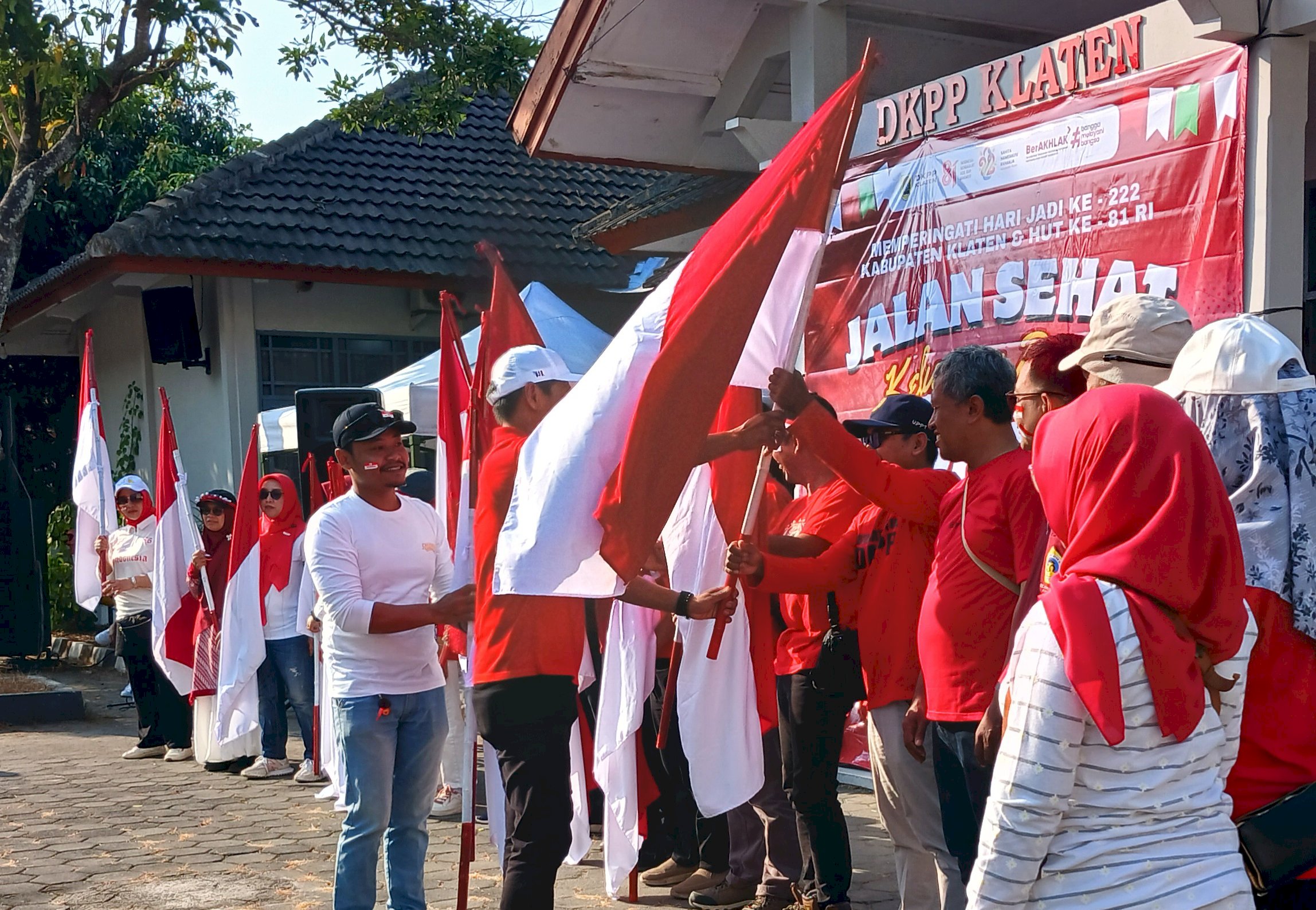 DKPP Klaten Bagikan Bendera Merah Putih kepada Warga Desa Karanganom Sambut HUT RI ke-81