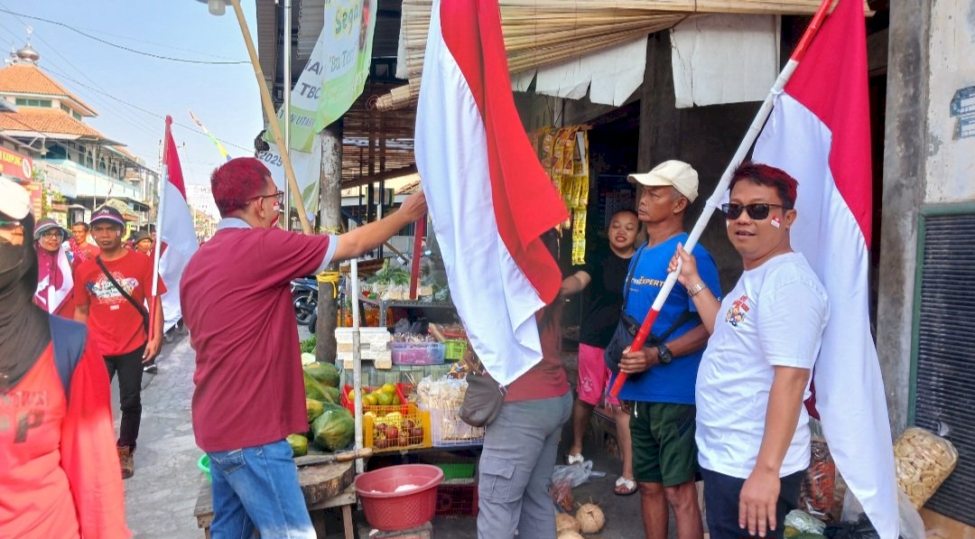 DKPP Klaten Bagikan Bendera Merah Putih kepada Warga Desa Karanganom Sambut HUT RI ke-81