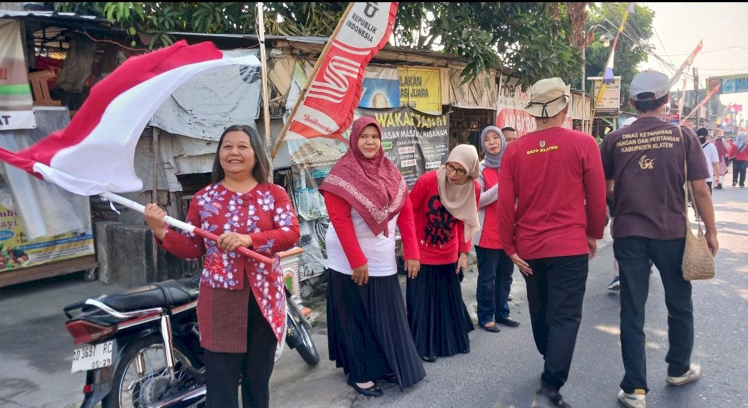DKPP Klaten Bagikan Bendera Merah Putih kepada Warga Desa Karanganom Sambut HUT RI ke-81