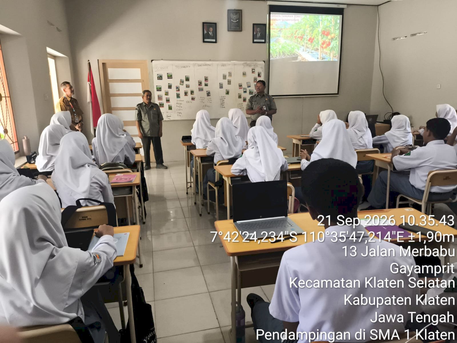 CO-Kurikuler Kelas 10 sebanyak 11 kelas Belajar Budidaya Sayuran Manfaatkan Lahan Sisa Masjid Belakang Sekolah